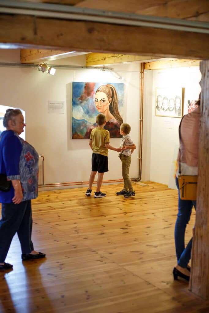 Fotografie z Vernisáže a Výstavy obrazů v Dvůr Všerad - Kristýna Smetanová