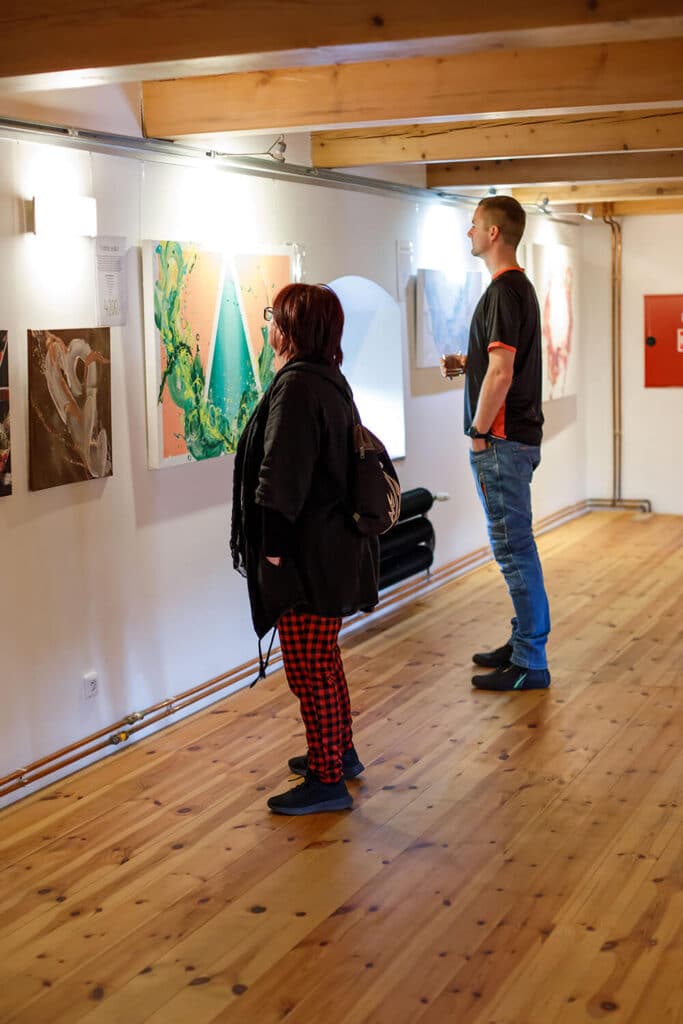 Fotografie z Vernisáže a Výstavy obrazů v Dvůr Všerad - Kristýna Smetanová