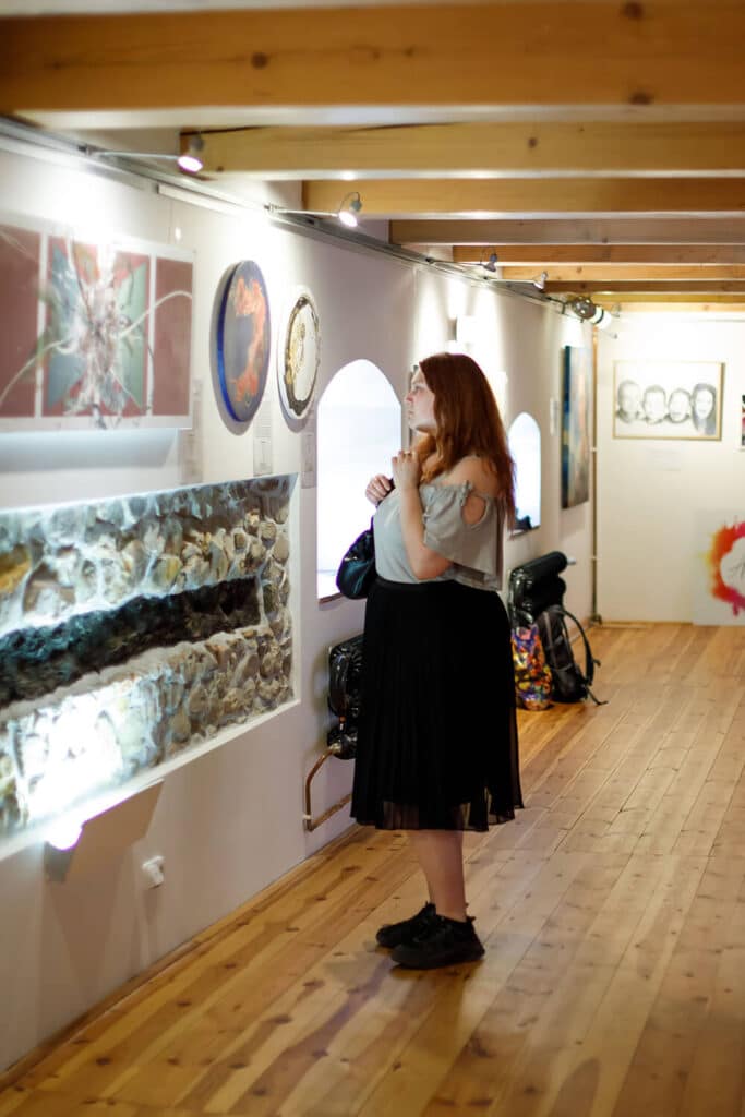 Fotografie z Vernisáže a Výstavy obrazů v Dvůr Všerad - Kristýna Smetanová